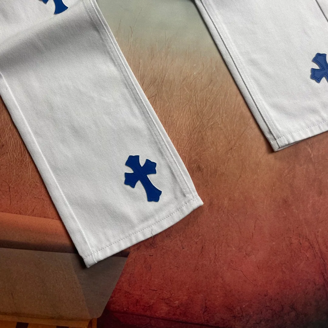 🅿️240 🔘Style No.-KL121 🔘Cro Heart𝐂𝐡𝐫𝐨𝐦𝐞 𝐇𝐞𝐚𝐫𝐭 Miami high street white and blue cross patchwork leather retro straight jeans* are carefully crafted with top-notch heavy-duty washing technology, and every process is dedicated to ingenuity. The calfskin is precisely laser-cut and turned into exquisite crosses, showing a luxurious texture in every detail. Paired with distressed silver hardware, the retro charm and fashion style are cleverly blended. The straight-leg design is a unique one, instantly slimming the upper body, modifying the lines of the legs, and showing a neat and capable temperament. From fabric selection to craftsmanship, every step is strictly controlled to show high-end quality and be clearly distinguished from ordinary products on the market. It is tailor-made for you who pursue the ultimate fashion.  Size: S M L XL (28.30.32.34) Color: White